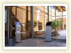 Dos kioskos multimedia en la Universidad Aut�noma de Madrid, para gestiones administrativas de alumnos.